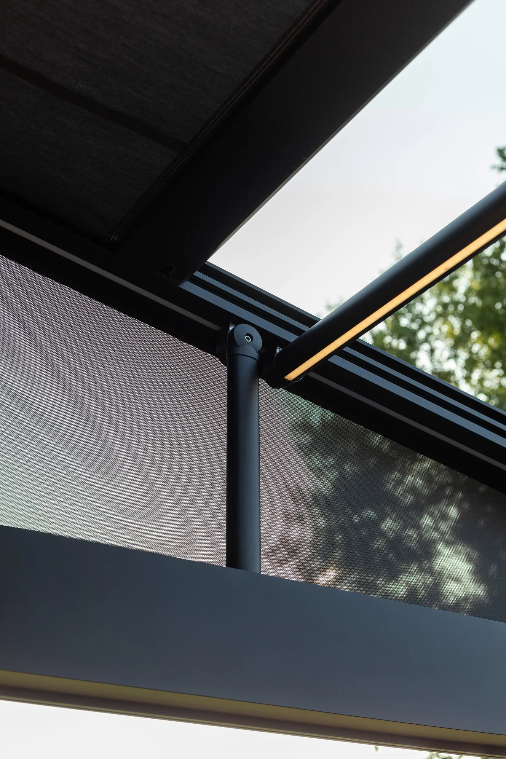 Detalle del sistema ZIP y los postes reforzados del Brustor B128 XL
