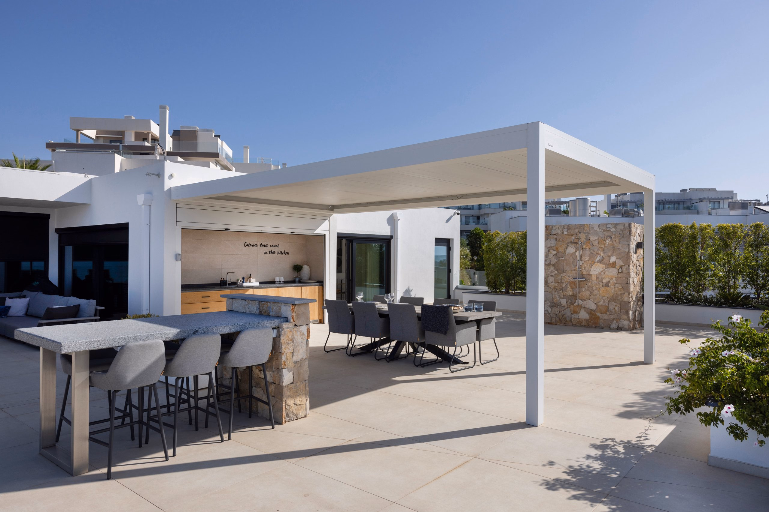 Brustor B200XL con lamas abiertas sobre terraza privada