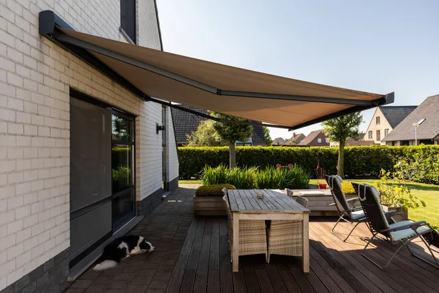 Markise Brustor B24 auf einer Terrasse montiert