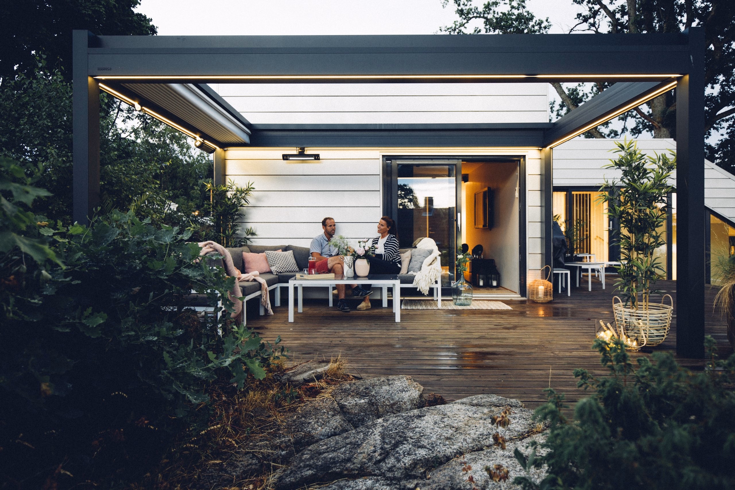 Faltdach Brustor B300 ausgefahren über einer Terrasse