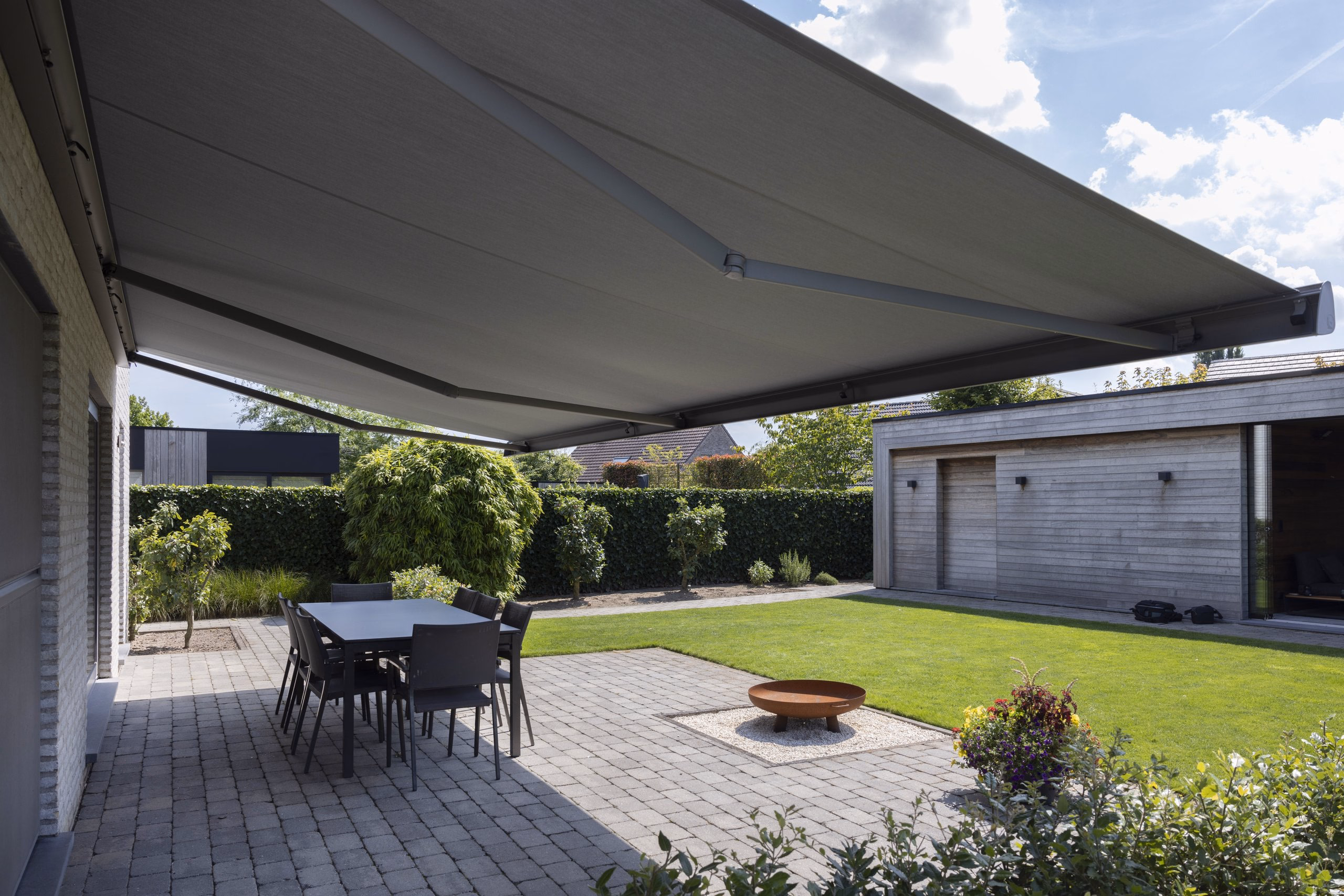 Toldo Brustor B35 desplegado sobre una gran terraza