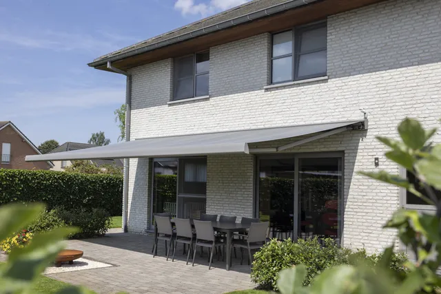 Markise Brustor B35 auf einer Terrasse montiert