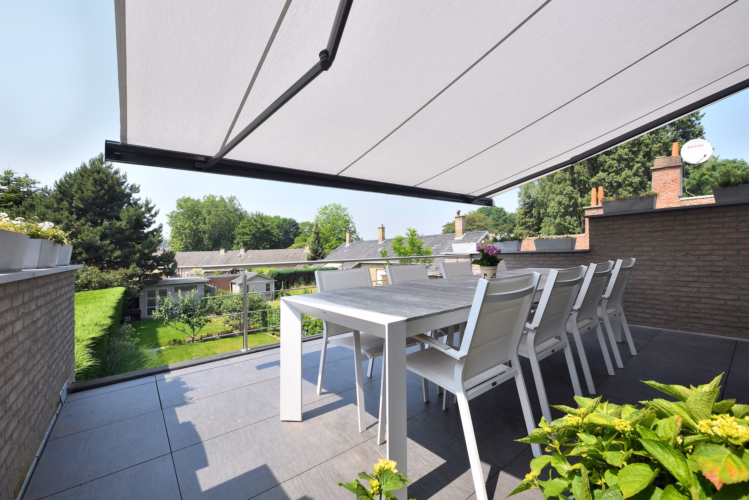 Toldo Brustor B38 desplegado sobre una terraza