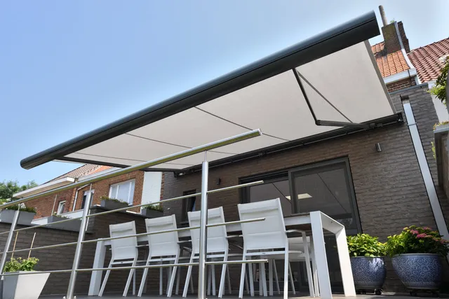 Markise Brustor B38 auf einer Terrasse montiert