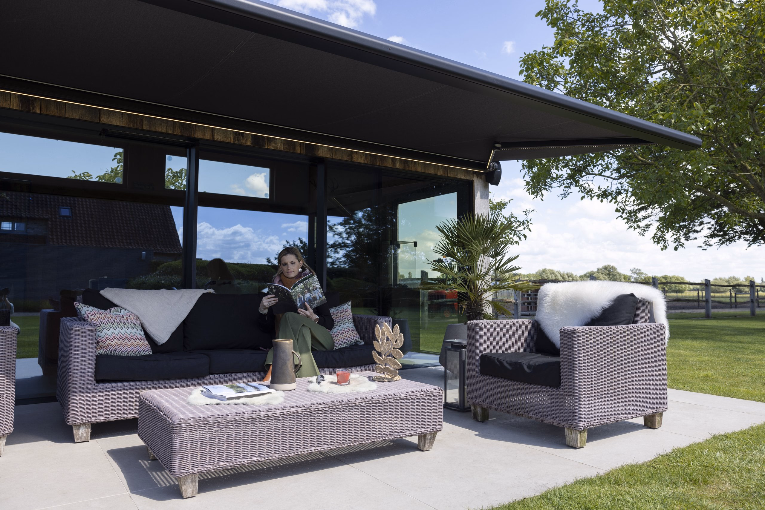 Toldo Brustor B50 desplegado sobre una terraza