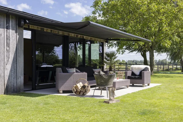 Markise Brustor B50 / B50 XL auf einer Terrasse montiert