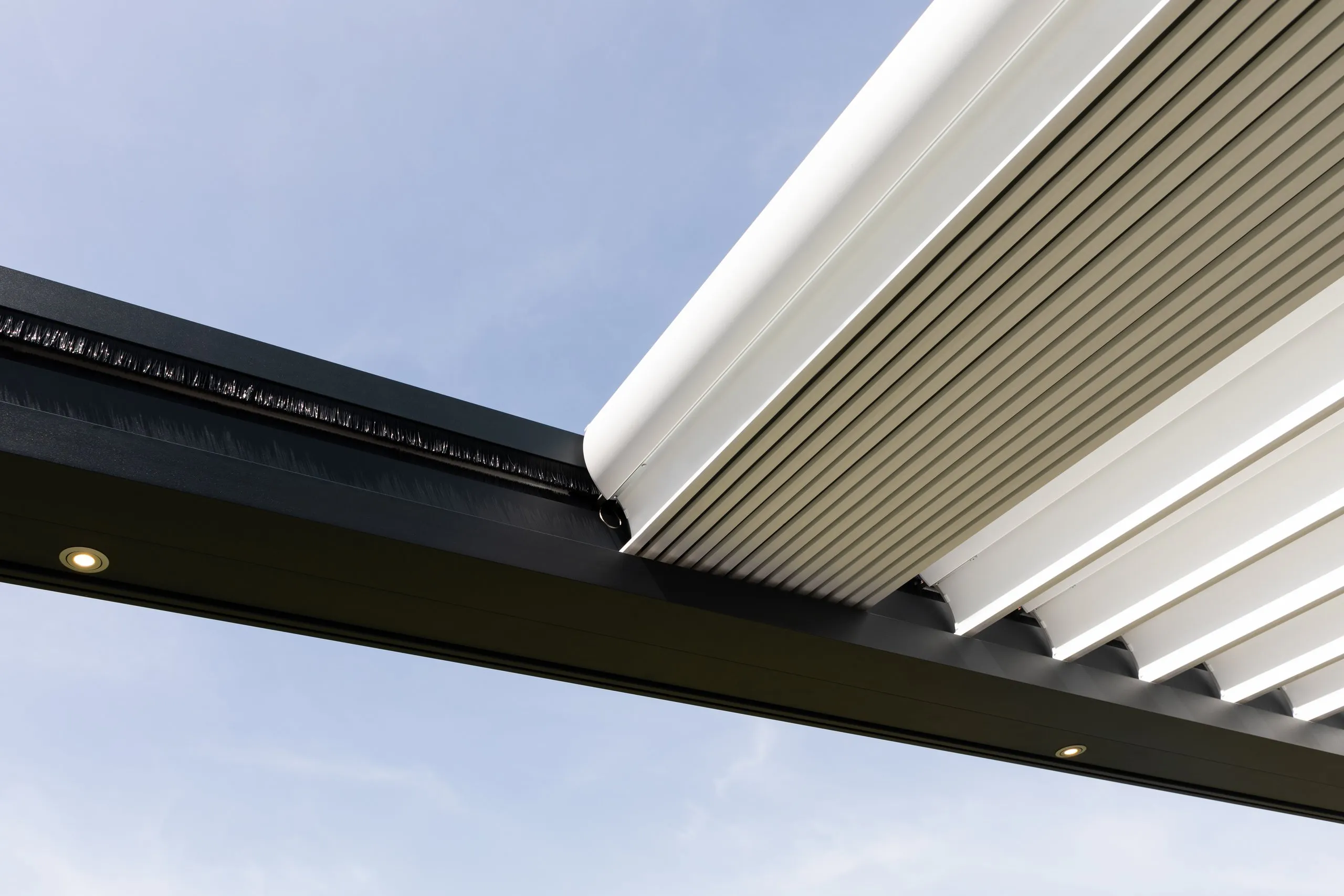 Adjustable aluminium louvre structure of the Brustor B600S