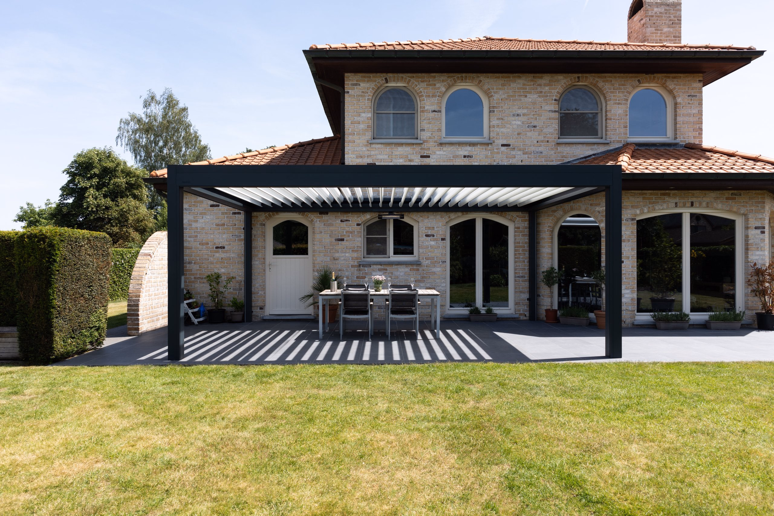 Freestanding Brustor B600S with open louvres in a garden