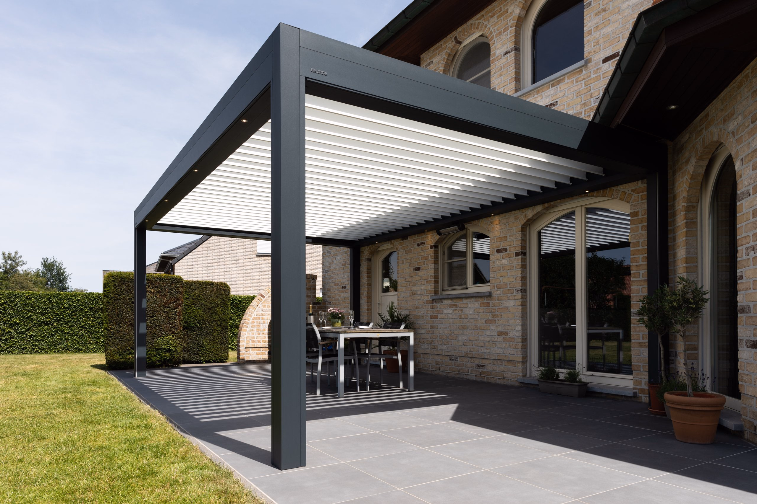 Brustor B600S side view, four support columns