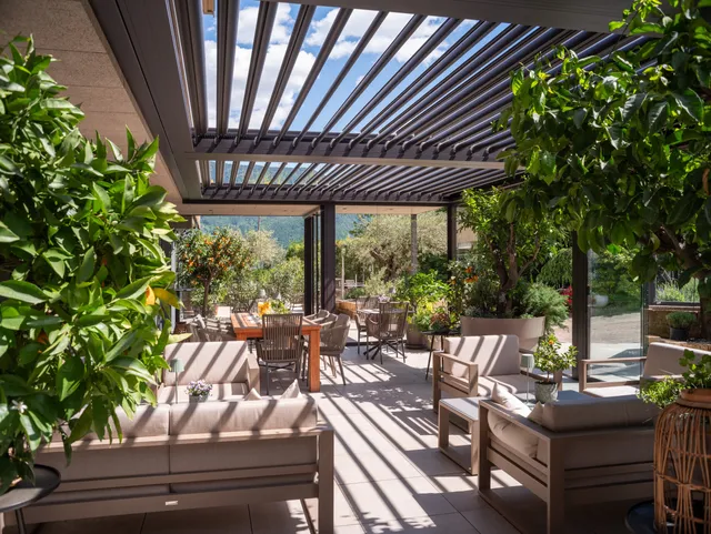 Pérgola bioclimática Brustor B600S autoportante en un jardín