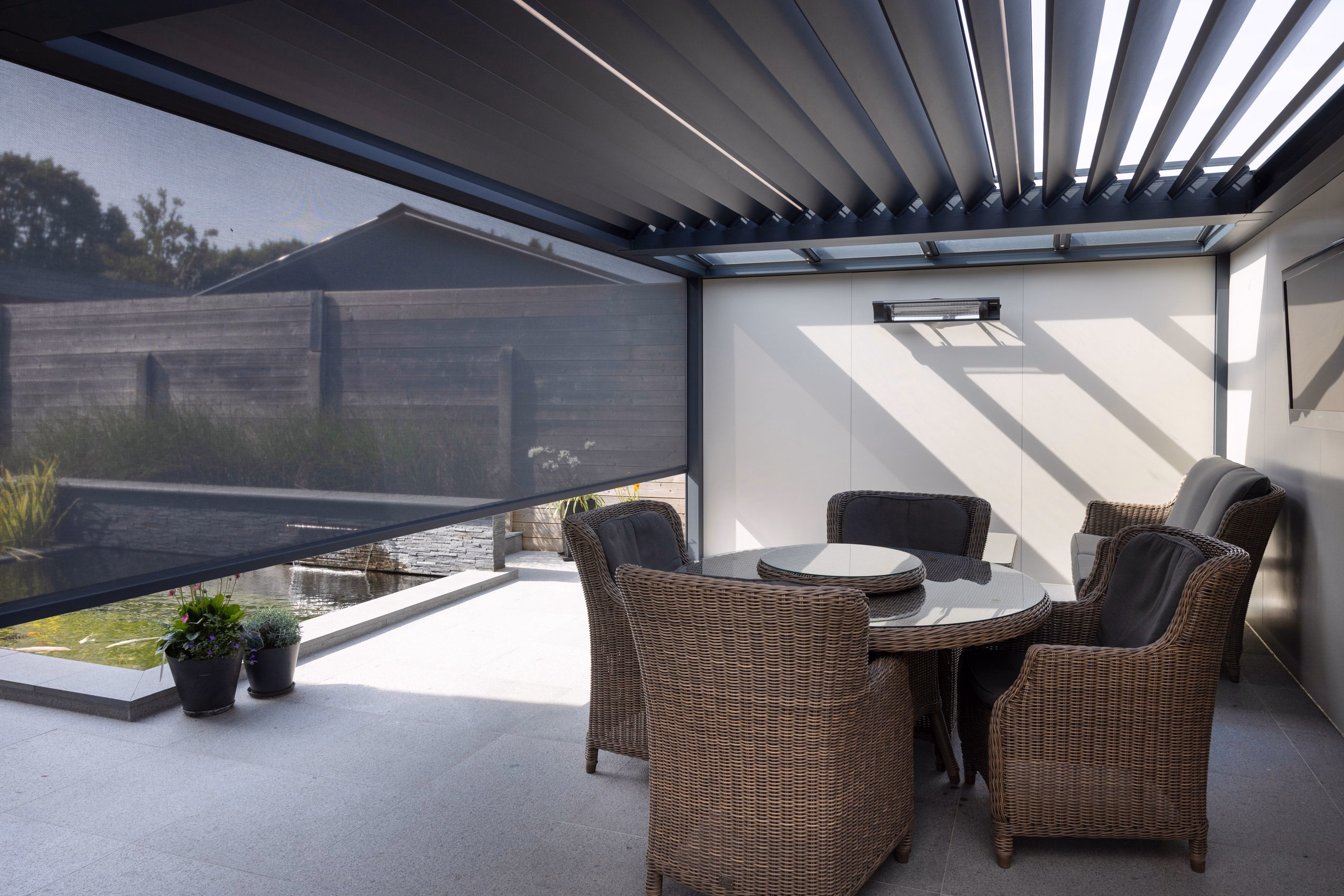 Brustor B720 con lamas abiertas sobre terraza de gran formato