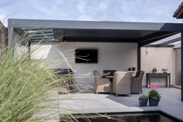 Grossformatige bioklimatische Pergola Brustor B720 über grosser Terrasse