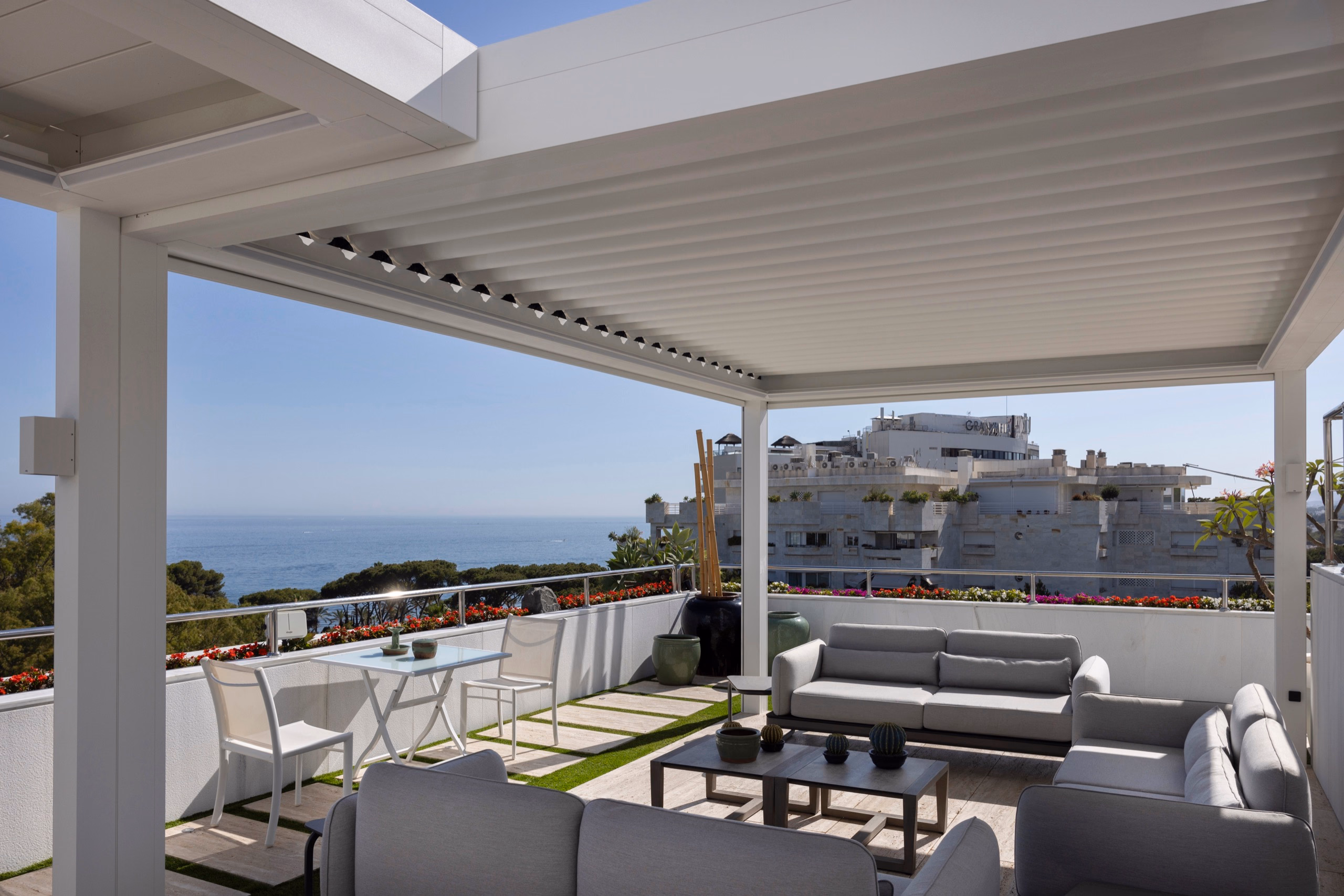 Lounge area under the B600S pergola with sea view