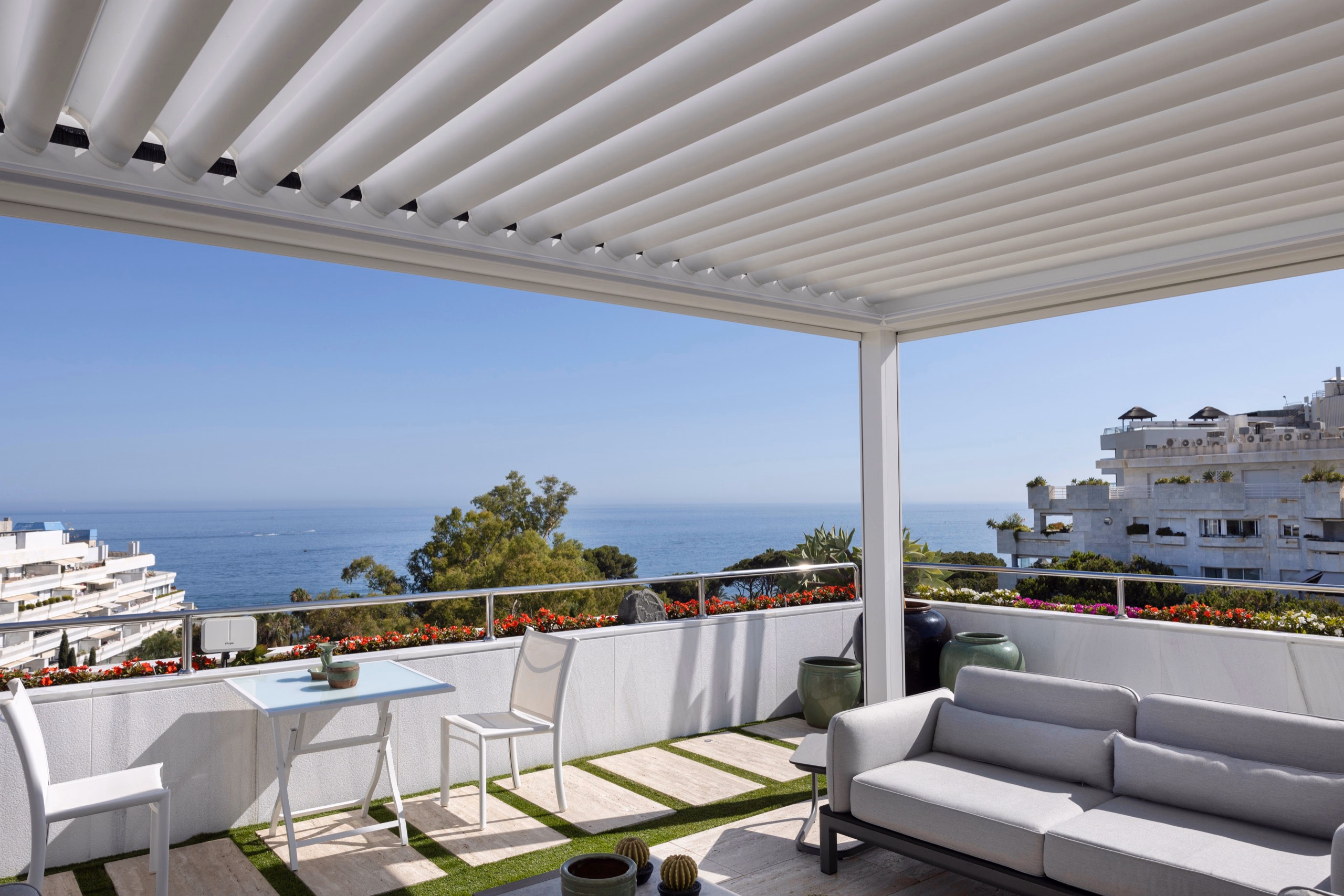 B600S pergola with integrated LED lighting and louvre shadow patterns