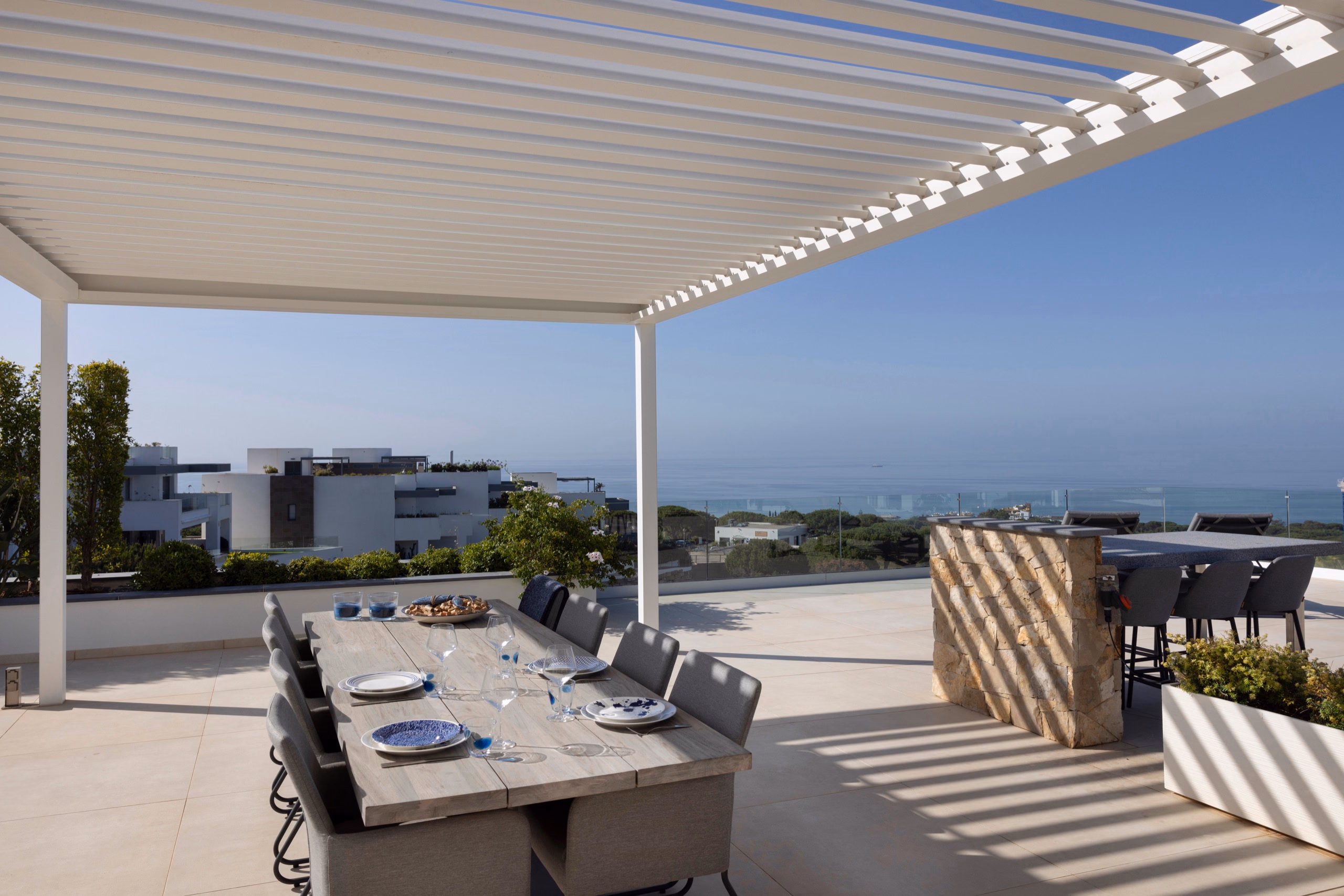 B200XL-Pergola mit seitlichem Screen und mehreren Sitzbereichen